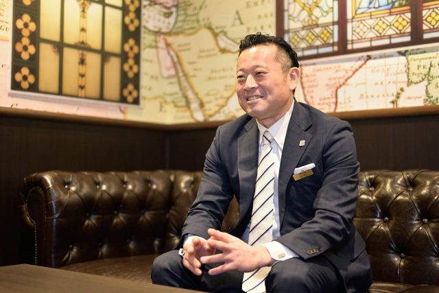 インタビューに応える（株）イタリア軒営業企画部部長兼150周年事業担当部長の山田伸吾氏